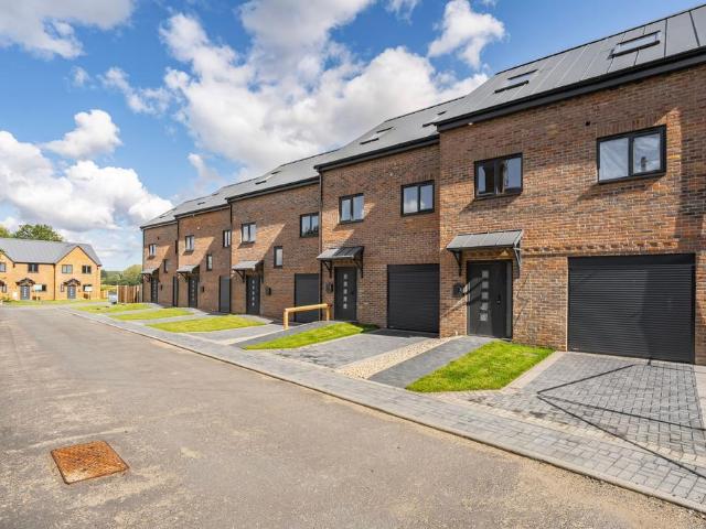 4 bedroom end of terrace house for sale