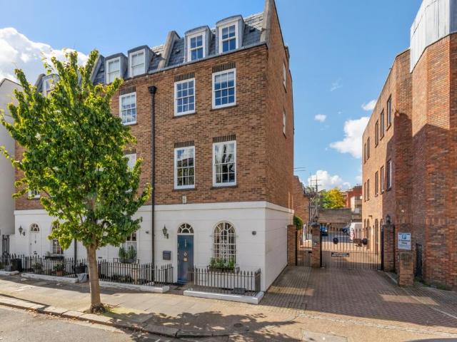 4 bedroom end of terrace house for sale