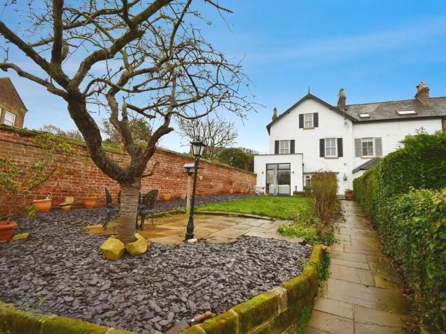 4 bedroom end of terrace house for sale