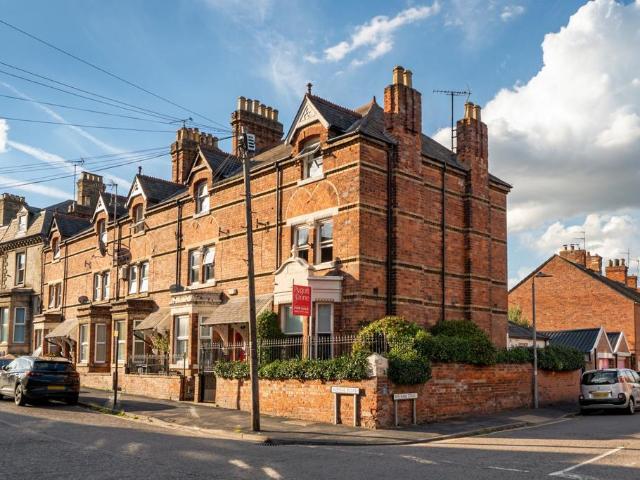 4 bedroom end of terrace house for sale