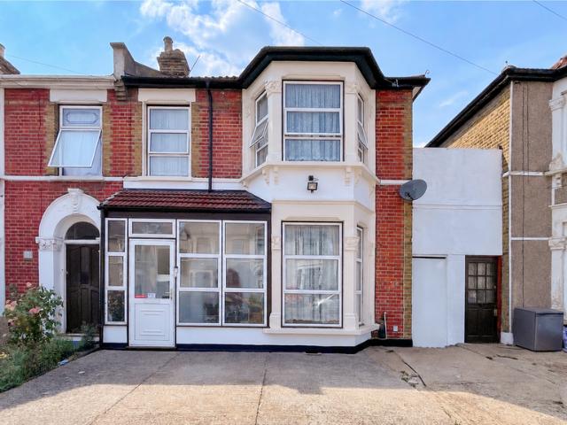 4 bedroom end of terrace house for sale