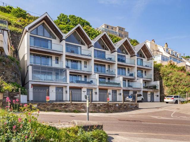 4 bedroom end of terrace house for sale