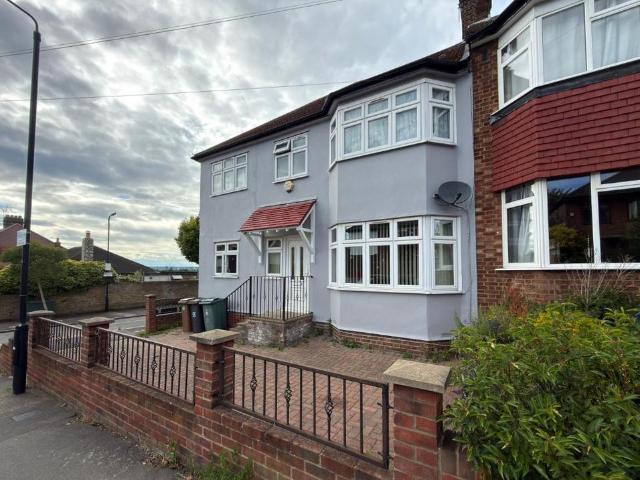 4 bedroom end of terrace house for sale