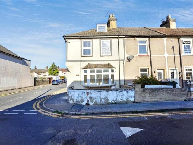 4 bedroom end of terrace house for sale