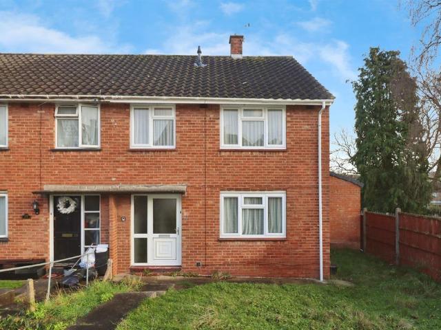 4 bedroom end of terrace house for sale