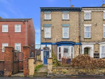 4 bedroom end of terrace house for sale