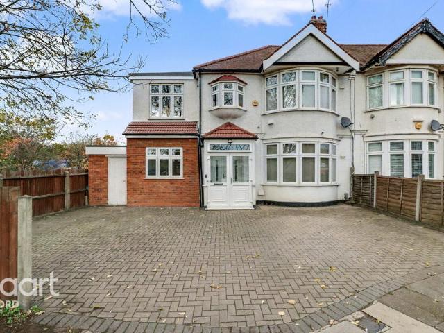 4 bedroom end of terrace house for sale