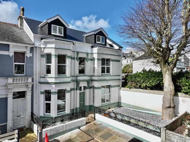 4 bedroom end of terrace house for sale