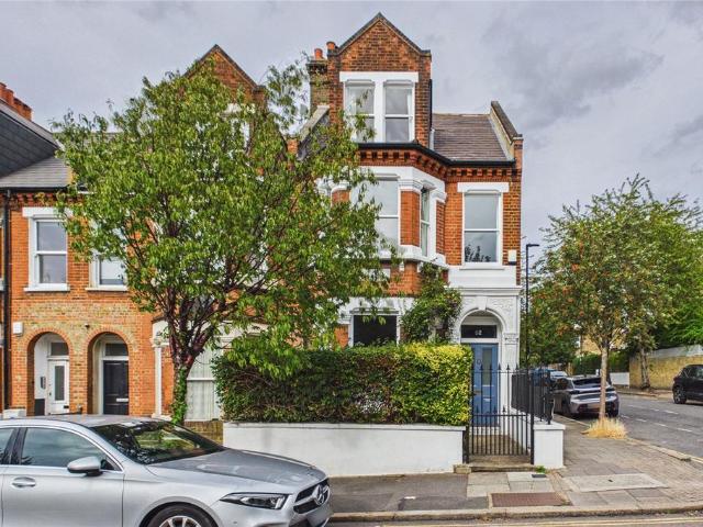 4 bedroom end of terrace house for sale