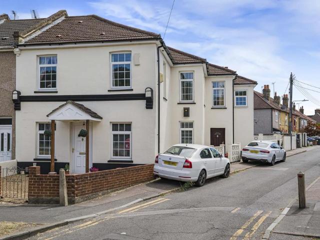 4 bedroom end of terrace house for sale