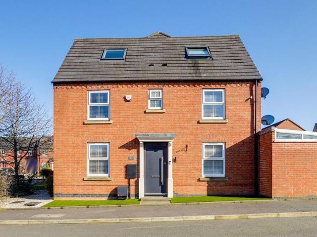 4 bedroom end of terrace house for sale