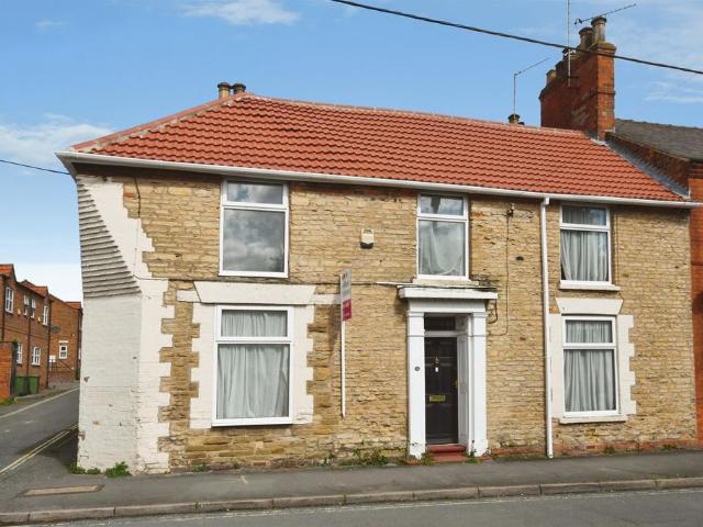 4 bedroom end of terrace house for sale