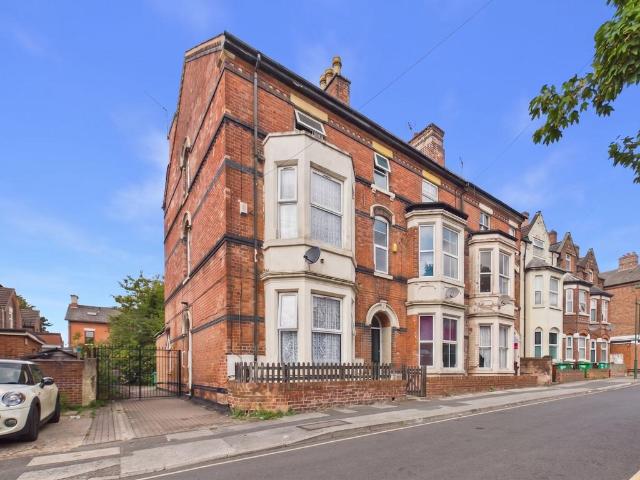 4 bedroom end of terrace house for sale