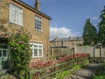 4 bedroom end of terrace house for sale