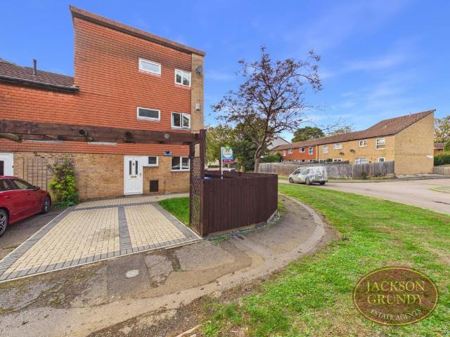 4 bedroom end of terrace house for sale