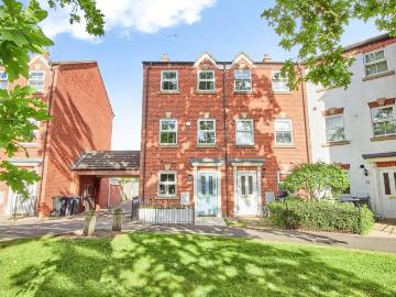 4 bedroom end of terrace house for sale