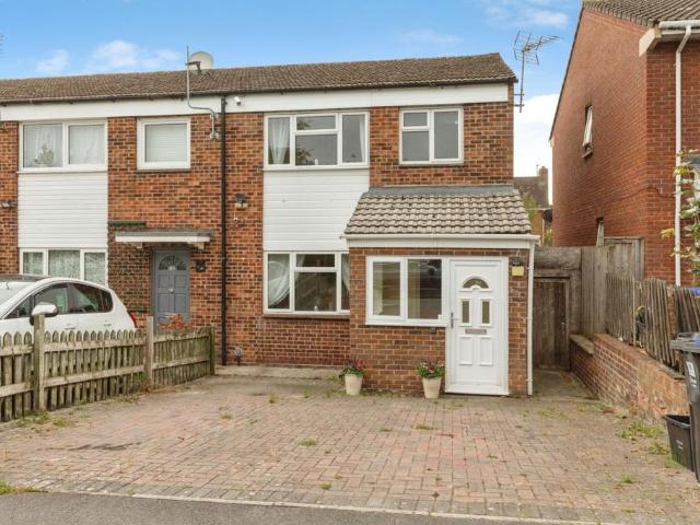 4 bedroom end of terrace house for sale