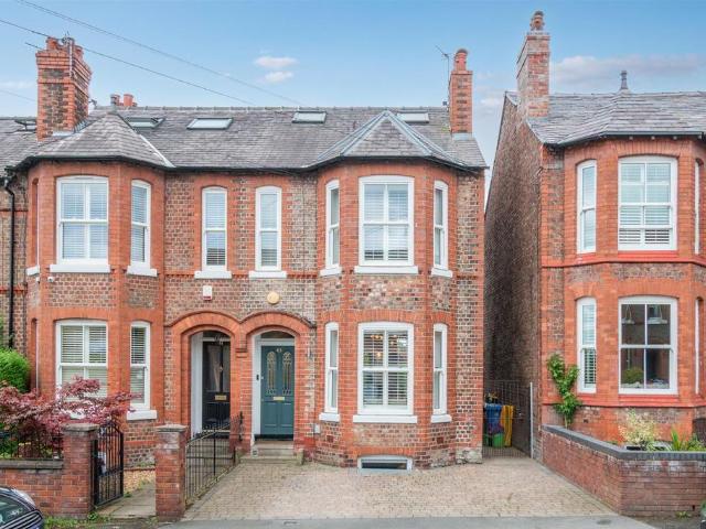 4 bedroom end of terrace house for sale