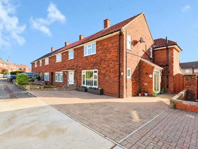 4 bedroom end of terrace house for sale