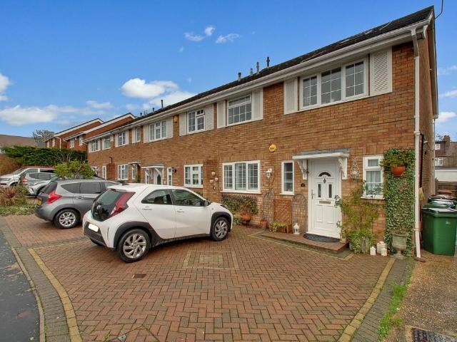 4 bedroom end of terrace house for sale