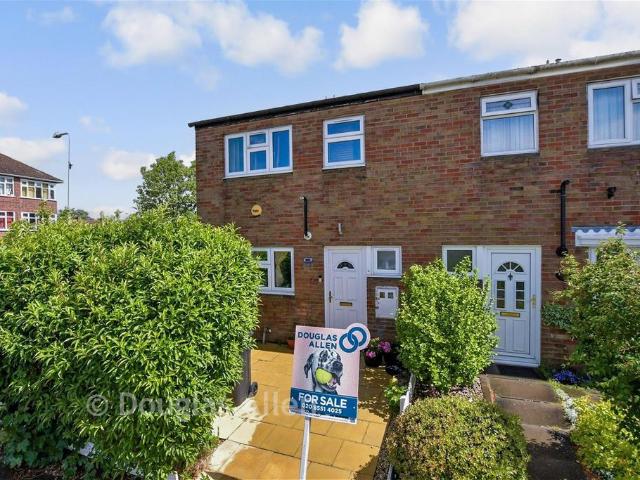 4 bedroom end of terrace house for sale