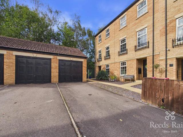 4 bedroom end of terrace house for sale
