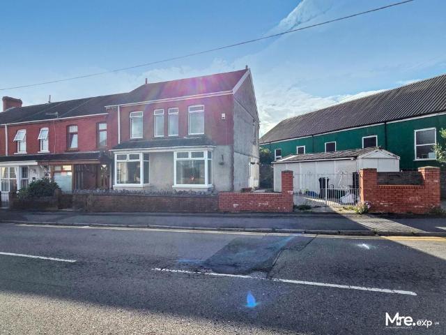 4 bedroom end of terrace house for sale