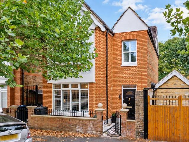 4 bedroom end of terrace house for sale