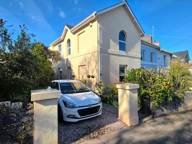 4 bedroom end of terrace house for sale