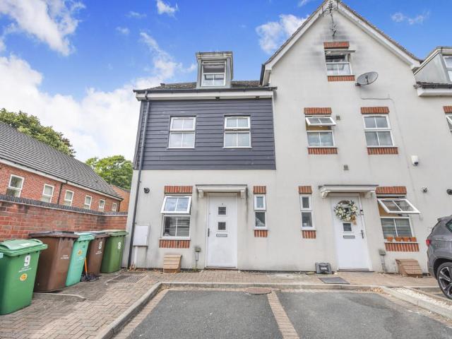 4 bedroom end of terrace house for sale