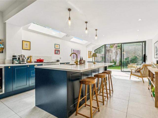 4 bedroom end of terrace house for sale
