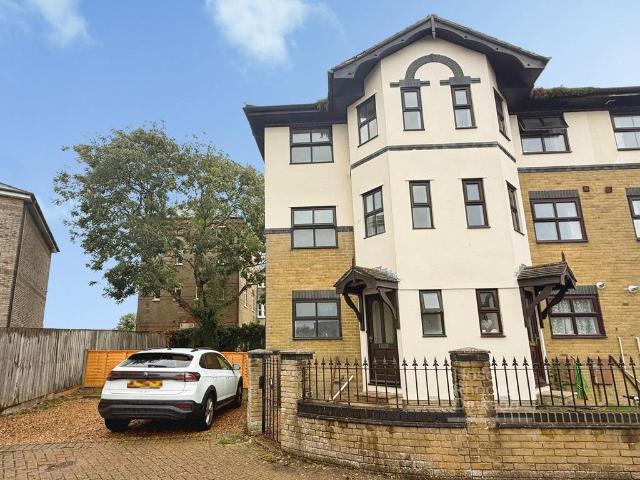 4 bedroom end of terrace house for sale