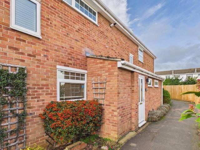 4 bedroom end of terrace house for sale
