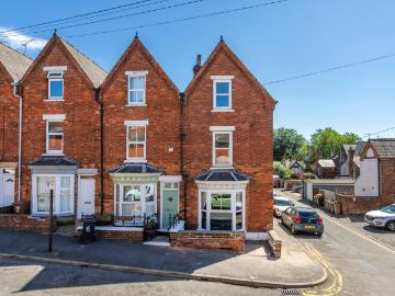 4 bedroom end of terrace house for sale