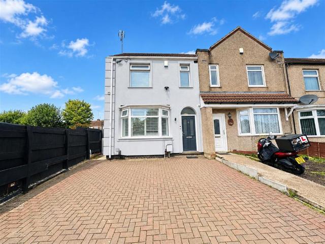 4 bedroom end of terrace house for sale