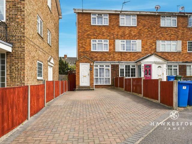 4 bedroom end of terrace house for sale