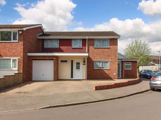 4 bedroom end of terrace house for sale