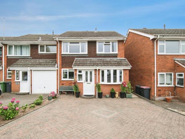 4 bedroom end of terrace house for sale