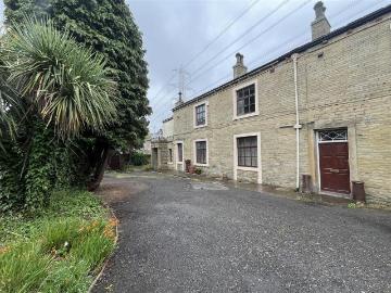 4 bedroom end of terrace house for sale