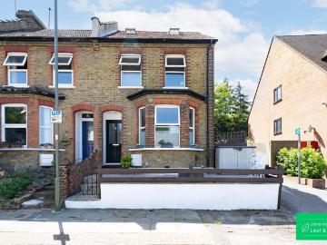 4 bedroom end of terrace house for sale