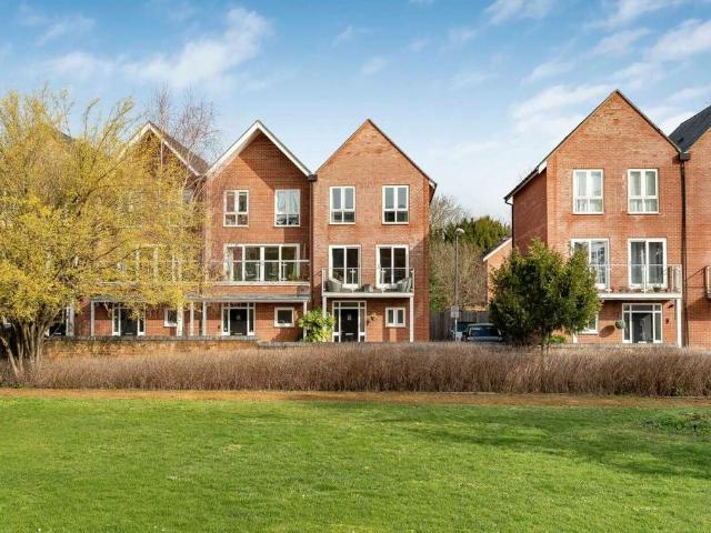4 bedroom end of terrace house for sale