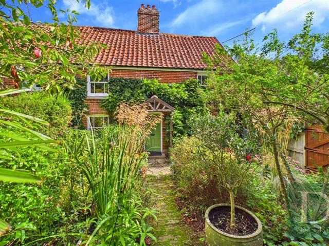 4 bedroom end of terrace house for sale