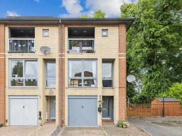 4 bedroom end of terrace house for sale