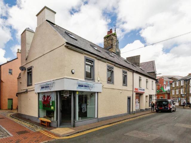 4 bedroom end of terrace house for sale