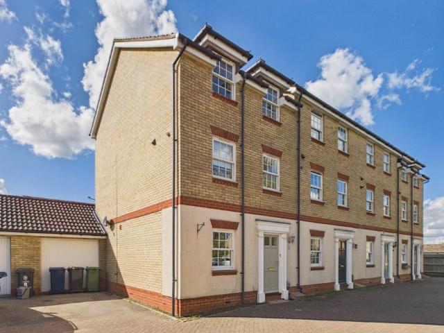 4 bedroom end of terrace house for sale