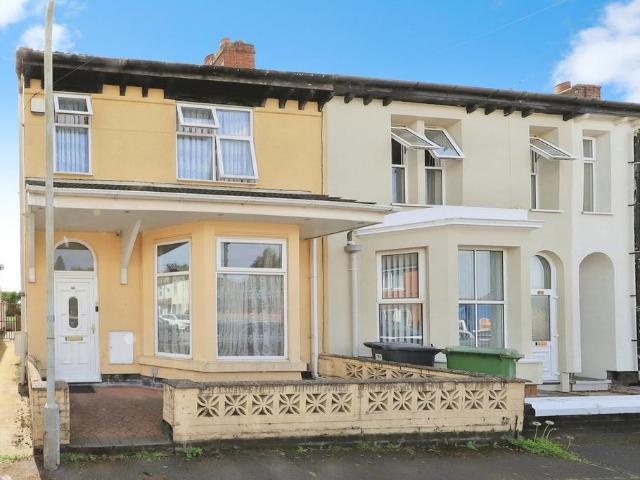 4 bedroom end of terrace house for sale