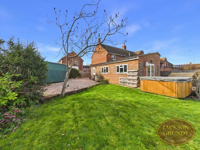 4 bedroom end of terrace house for sale