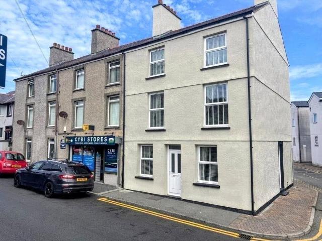 4 bedroom end of terrace house for sale