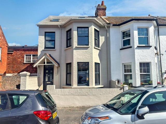 4 bedroom end of terrace house for sale
