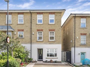 4 bedroom end of terrace house for sale